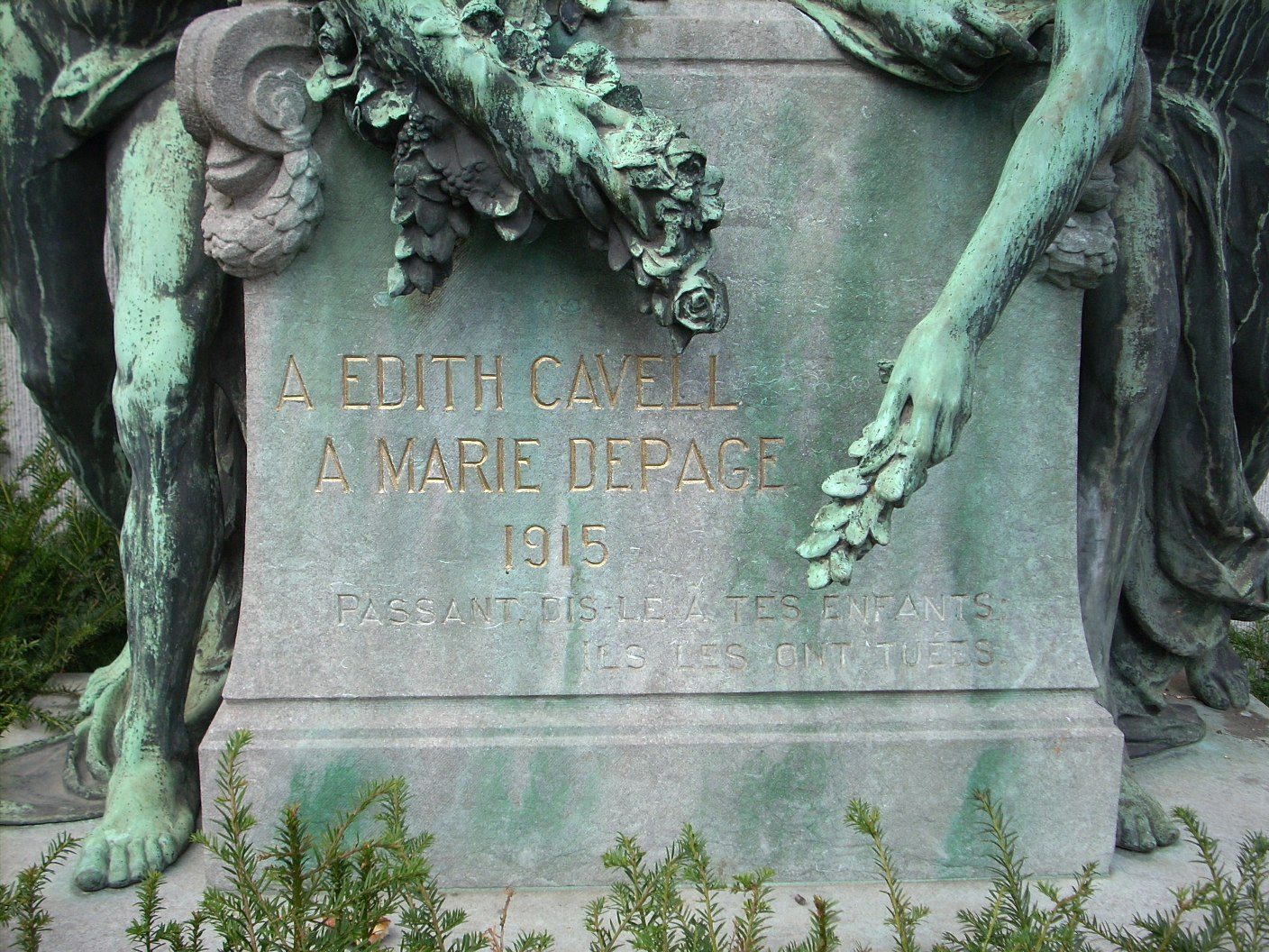 Edith%20Cavell%20and%20Marie%20Depage%20monument%2C%20Brussels%20-%203.JPG
